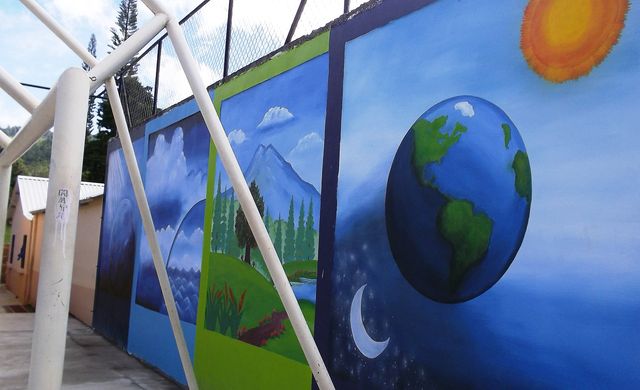 Wall mural in adventist School in Honduras - Mural en un colegio en Honduras